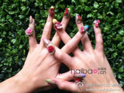 My fingers are in FULL bloom today!”凯蒂·佩里 (Katy Perry) 近日把自己得意的美甲成果放上Twitter，只见凯蒂·佩里 (Katy Perry) 指尖尽是粉红、桃红、鲜红色的花朵，难道水果姐要变身花仙子？