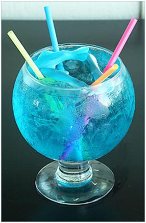 鲨鱼进击Shark Attack cocktail【材料】伏特加90毫升、柠檬水45毫升(柠檬汁)、红石榴糖浆2撒（毫升）【制法】将上述材料倒入装有冰块的柯林斯杯，再搅拌均匀。