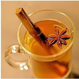 Hot Toddy【制法】在平底锅内放入一杯新鲜泡煮的大吉岭茶1/4杯威士忌1/4杯姜汁酒4支丁香一小撮新鲜磨碎的肉桂。在较为滴的热度下慢慢加热注意不要搞成沸煮；浸泡3-5分钟滤进大杯子并尽快饮用