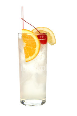 Tom Collins【材料】：辛辣金酒45毫升，柠檬汁1/2个量，砂糖3茶勺，苏打水补足剩余，柠檬片1片，红樱桃1个 【制法】：(1)将金酒、柠檬汁、砂糖轻轻摇和；(2)将摇和好的酒倒入高杯中；(3)加入冰块，注满苏打水，用柠檬片和樱桃装饰。