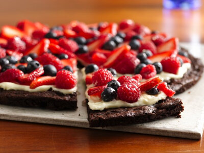 Brownie 'n Berries Dessert Pizza (Gluten Free); 点进去看做法哟~