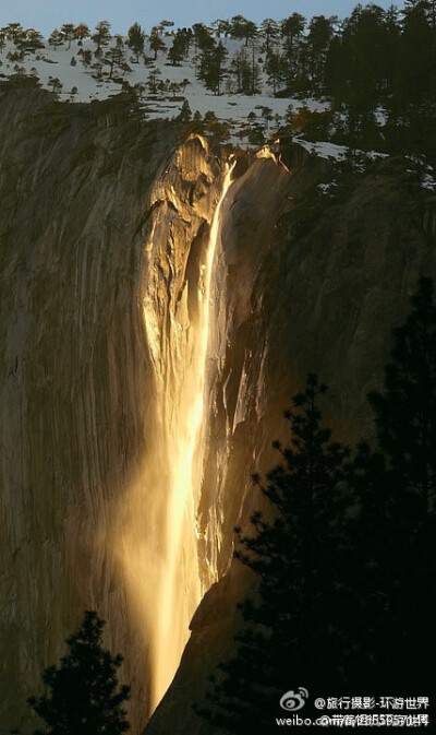 Horsetail Falls in Yosemite 每年只有二月份的几天，当太阳与瀑布达到一定的角度是就会出现这种奇观 犹如瀑布着火一般