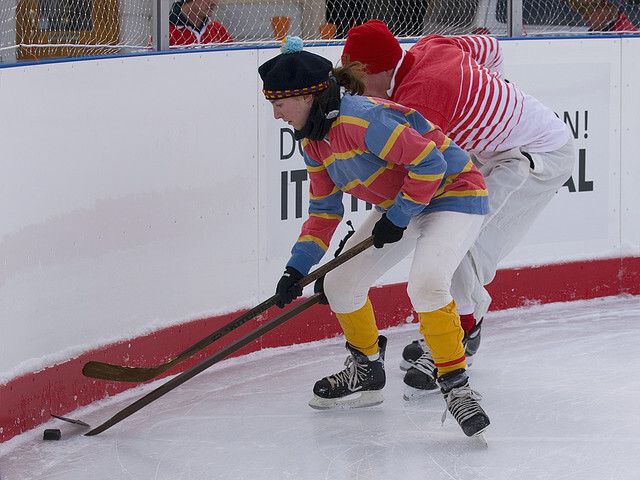 hockey 曲棍球运动; hockey ball 曲棍球；hockey stick 曲棍球棒；hockey player 曲棍球运动员