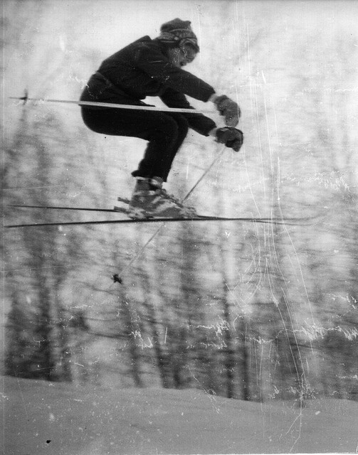 skiing 滑雪运动； skis 滑雪板；skier 滑雪者