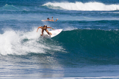 surfing 冲浪运动；surfboard 冲浪板；surfer 冲浪运动员