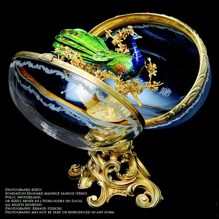 “翻开布满尘埃的俄罗斯珠宝历史书， Peter Carl Fabergé 金色的名字绝对会醒目地出现在第一页。这个响亮的名字似乎封印着一首满怀着罗曼诺夫王朝精神旨意的颂歌，从那个远去年代的传奇时刻一直哼唱至今。他是沙皇 俄国罗曼诺夫皇朝皇室的御用金匠，俄罗斯帝国历史上最伟大的珠宝艺术大师，在他惊人制作工艺下诞生的帝国彩蛋是世界珠宝历史里不可超越的绝代臻品。他是俄罗斯珠宝史上永恒的荣耀。”