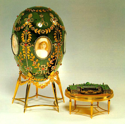 “翻开布满尘埃的俄罗斯珠宝历史书， Peter Carl Fabergé 金色的名字绝对会醒目地出现在第一页。这个响亮的名字似乎封印着一首满怀着罗曼诺夫王朝精神旨意的颂歌，从那个远去年代的传奇时刻一直哼唱至今。他是沙皇 …