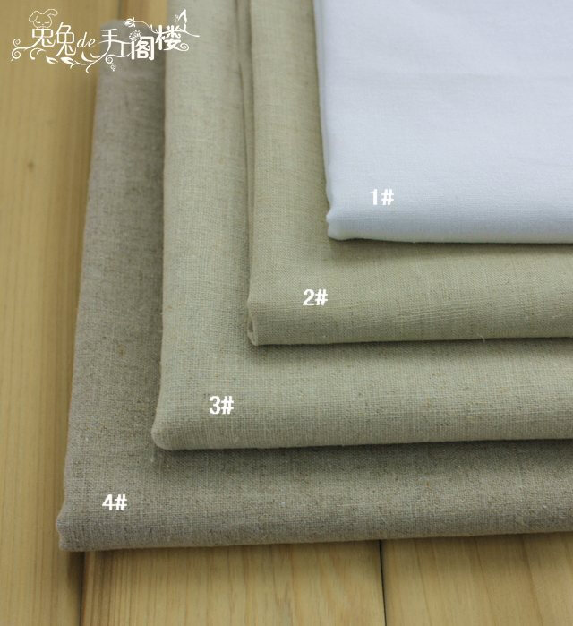 ￥10 （半米）材质：棉麻 一口价：四分之一米￥5 门幅：1#白麻145CM2#素麻105CM 3#素麻135CM4#素麻145CM 原色麻棉布-棉麻布 厚度适中 手感好 高品质平纹， 素色麻棉布一向是快乐手作必备的大好素材，简洁百搭，无论是小手工，还是杂货手作，都是手作MM很好搭配的布料，是手工MM必屯的好布料~ 1#和4#是nesshome的 1#白色素麻质地纱织密紧实，厚度用来做手工刚好 2#素麻偏薄,纱织比较细,适合做服装 3#素麻比2#素麻颜色偏白一点点，比较厚实，适合做手工 4#素麻颜色最深，也最厚实,表面有麻籽无臭味，十足杂货风，ZAKKA, 不适合做贴身衣服哦~