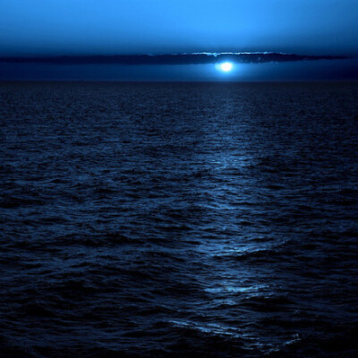 凌晨5点的海——你看到的我是蓝色的。