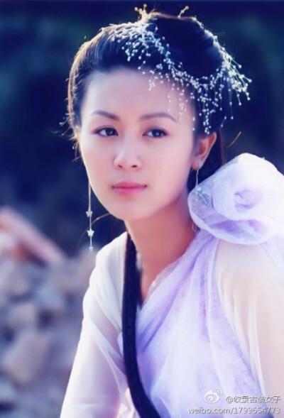 小谢。——听弦断，断那三千痴缠。坠花湮，湮没一朝风涟。花若怜，落在谁的指尖。