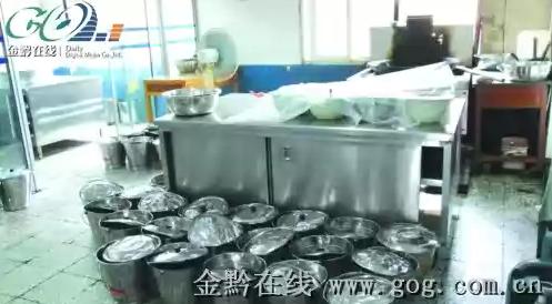 还记得小学用水桶装的粥吗？ 每班找两个“壮汉”到食堂提粥到教室发~~~