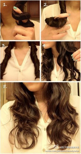 卷发MM最烦恼的问题就是每次洗完头，头发打理起来都好麻烦有木有？！今天团长透露给你们一个超简单的方法噢！洗完头，将头发分两边，用手将两边的头发往一个方向拧，如图所示，再将头发散开来，稍作调整，喷上营养水就OK了！！！是不是方便了许多？分享给你身边的卷发MM吧~