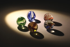 小时候常玩的玻璃弹珠，记得吗？