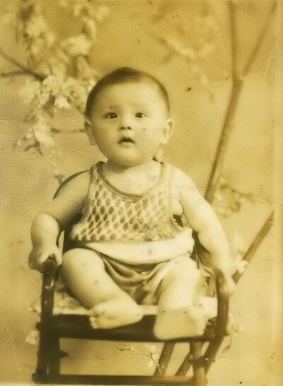 这是我老爸的小时候！虎头虎脑的，很可爱。摄于1940年。