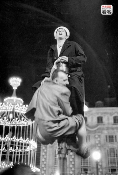 1953年6月2日，两名男子争抢高处观赏庆典。D. Mcavoy/Time Life Pictures/Getty Images