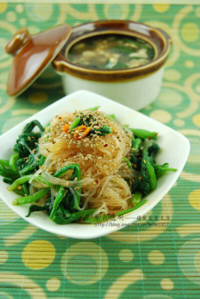1.锅中倒水，煮开至沸关火，迅速下入菠菜，用余温烫熟菠菜； 2.烫过的菠菜可以去除菠菜中的草酸，吃起来不会发涩； 3.捞出放入冰水中浸泡至凉； 4.用锅中的水煮沸下入粉丝数分钟变软即可捞出，过凉水，用剪刀剪成断…
