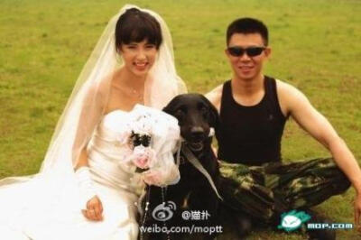 成都消防员张闯的婚纱照爆红网络。原来，两人太忙，拍婚纱照一拖再拖，政委一拍桌子：“就在这里拍”，催生了这组令人叫绝的创意婚照。