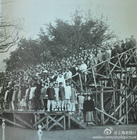 1910年代，上海的中外人士一起测试看台承重 那个纯真年代