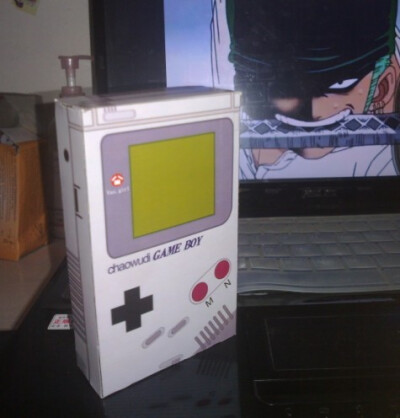 这款GameBoy 是否还有印象？ 记得小时候某次生气了把哥哥的这游戏机砸了，之后就再也修不好，现在尸体还在抽屉里躺着...自己手作了纸膜 以此悼念回不去的小时候。