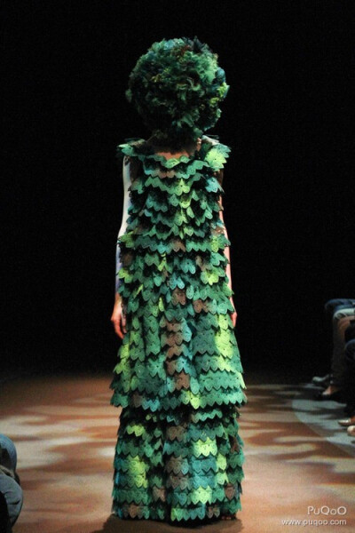 “living together, being together” 在人,自然,动物这种深奥的关系中。 设计师联想到许多自然元素，如雨水云朵叶子等，<br />结合了花边剪裁和刺绣，卖萌的毛线及毛绒小动物。<br /><br />温暖的格子，条…