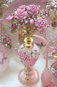 粉色浪漫精致的香水瓶@晓冬知春