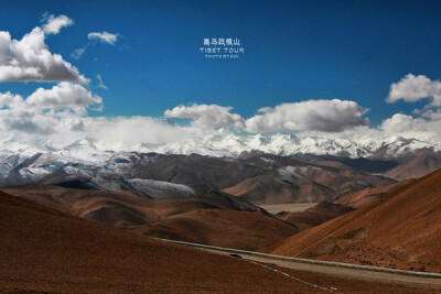 喜马拉雅山脉是世界海拔最高的山脉，位于亚洲的中国与尼泊尔之间，分布于青藏高原南缘，西起克什米尔的南迦－帕尔巴特峰（北纬35°14'21"，东经74°35'24"，海拔8125米），东至雅鲁藏布江大拐弯处的南迦巴瓦峰（北纬29…