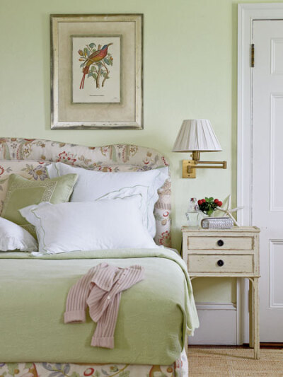 Adding a distressed cream nightstand to the English furniture in this Bermuda bedroom gives nice contrast and keeps the mood light and bright. The artwork above the bed continues with a traditional En…