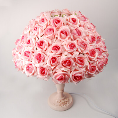 玫瑰花开的小台灯，如果是婚房的话有这样一盏灯很漂亮呢
