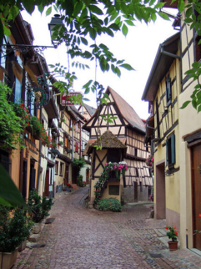 法国一个小镇——Eguisheim ；我觉得自己站在画里