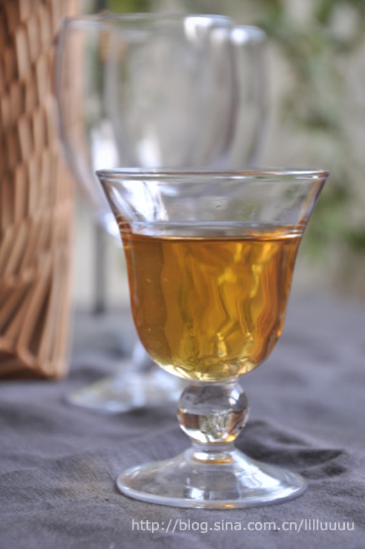 苹果白兰地 苹果洗净晾干切片，装瓶，倒入没过苹果片的白兰地，加入适量冰糖 2. 密闭存放两个月后捞出苹果，继续放一个月后即可