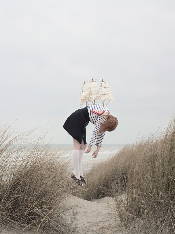 Maia Flore摄影作品：梦中高地 描述： Maia Flore，法国女摄影师，出生于1988年，2010年毕业于法国歌布兰学院（Ecole des Gobelins），官方网站：http://www.maiaflore.com。 这组作品名为《Sleep Elevations》（梦中高地），创作于2011年