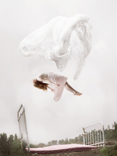 Maia Flore摄影作品：梦中高地 描述： Maia Flore，法国女摄影师，出生于1988年，2010年毕业于法国歌布兰学院（Ecole des Gobelins），官方网站：http://www.maiaflore.com。 这组作品名为《Sleep Elevations》（梦…