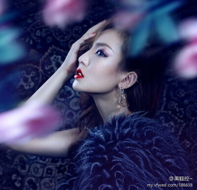 #幸福婚纱照#要做这样的女子：面若桃花、心深似海、冷暖自知、真诚善良、触觉敏锐、情感丰富、坚忍独立、缱绻决绝。坚持读书、写字、听歌、旅行、上网、摄影，有时唱歌、跳舞、打扫、烹饪、约会、狂欢。—— 张小娴