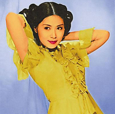 李司棋，1968年参加“香港公主”选美，一举当选。70年代初加盟TVB，尤以1974年著名监制 王天林的首部电视剧《啼笑姻缘》最为轰动，李司棋的精彩演绎使她成为当时香港人心中不二人选的沈凤喜。1989年回到香港，做节目主持及拍摄电视剧。因其标准的普通话被香港电台（RTHK）邀请主持“畅谈普通话”，广受好评。李司棋凭《溏心风暴》中的大契再度走红，更成为2007年TVB视后的第一热门人选。