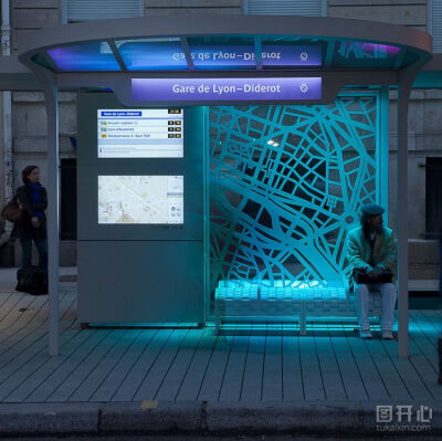 意大利家具​​设计公司metalco为巴黎设计的室外公共交通站。这个在Gare de Lyon火车站的“智能一站式”，由法国建筑师马克·斯坦马工作室塑造，设计将放在几个的站点上，考虑到包括残疾人在内的二十一世纪人们出行的…