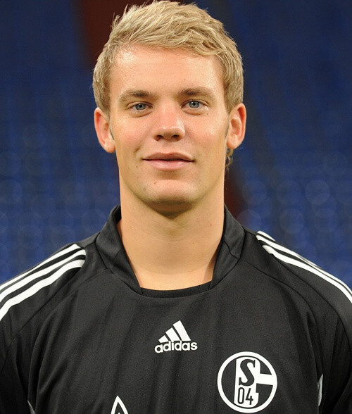 诺伊尔【Manuel Neuer】 国籍：德国 俱乐部：拜仁 位置：门将 生日：1986.3.27 我记得诺伊尔在2010年世界杯是因为机缘巧合（阿德勒伤退）成为主力门将的？而且我直到昨天写下他名字的时候才晓得为什么被人称作“小新”。