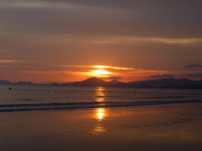 只有在三亚你才会迫不及待的想去看落日，看天边的那一抹落霞、、太美、、