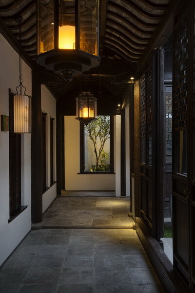 周庄花间堂季香院酒店 Blossom Hill Inn Zhouzhuang Seasonland    由法国设计师 Dariel Studio 设计，于四月二十日新近开业的花间堂季香院酒店位于江南水乡——周庄，粉墙黛瓦，厅堂陪弄，临河靠窗，入水的台阶，…