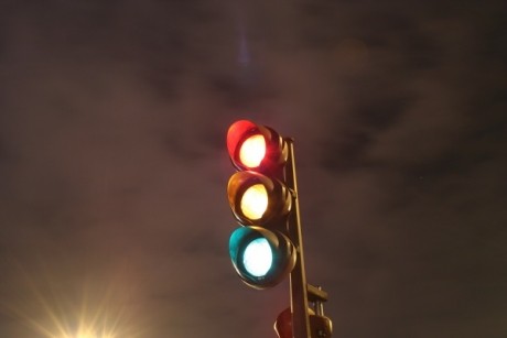 真爱上一个人，女人心底会生出更多更多的惶恐，会日日想尽一切办法抓住他。真爱上一个人，男人心满意足如释重负，然后去做其他自己该做的事情。女人抱怨对方给得太少，只是因为你给他的太多。所以，别总觉得他把你看得太轻。也许只是你总把他看得太重。❤