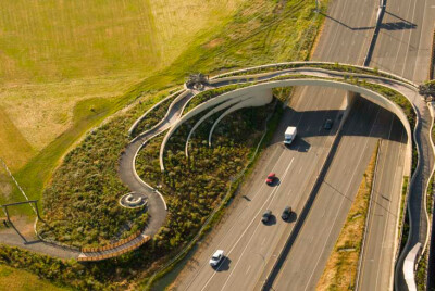 This Land Bridge, designed by Seattle firm Jones & Jones Architects and Landscape Architecture, connects Historic Ft. Vancouver, Washington to the Columbia River waterfront in the U.S.