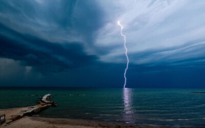 暴风雨来袭的震撼景象，摄影师James Larkin拍摄于美国俄亥俄州亨廷顿海滩。