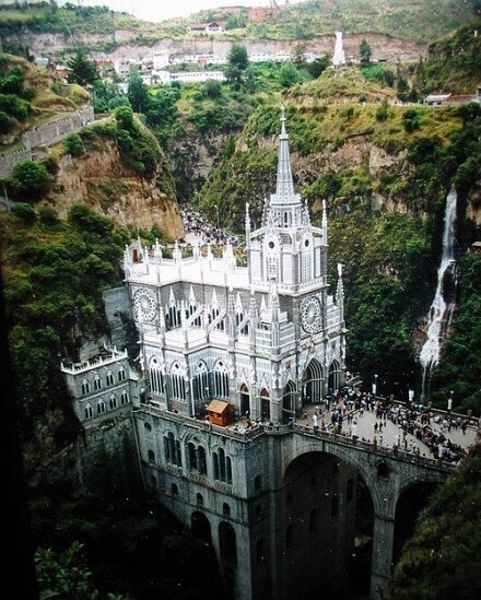 Las Lajas Cathedral（圣母避难所），1916始建于哥伦比亚某处，源于当地的一个圣母显灵的传说。