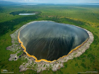 【摄影】乌干达伊丽莎白女王国家公园（Queen Elizabeth National Park）内的火山湖，拍摄于2011年11月，来自《国家地理杂志》摄影师Joel Sartore