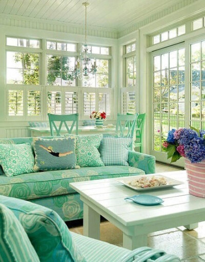 绿色清新的客厅装修 夏天会感到非常舒服 ，再者 外面的落地窗也非常不错。！！