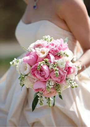 据闻捧花是来自古代欧罗巴洲，男的一方面向女家请求结婚时，在去女家家的路上手动摘取下来的野花，并将成束的花作为赠礼送给女家。