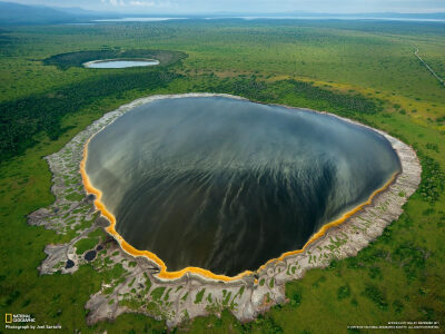 乌干达伊丽莎白女王国家公园（Queen Elizabeth National Park）内的火山湖，拍摄于2011年11月，来自《国家地理杂志》摄影师Joel Sartore