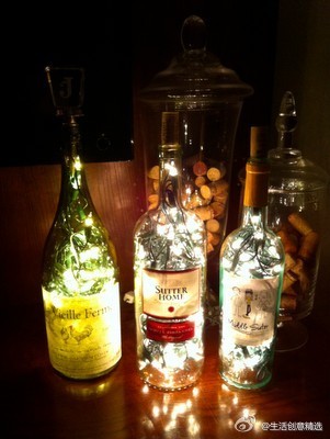瓶子里装满小彩灯，也是个不错的小夜灯哦！