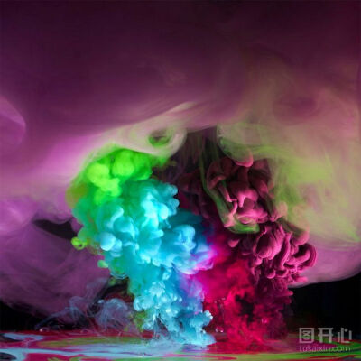 英国摄影师马克莫森用在水下用带有颜色的油墨和水制造了这一系列五彩缤纷的烟雾照片。若即若离，若隐若显，实在让人惊叹叫好。一起来看看吧！ http://www.tukaixin.com/index.php?m=resource&c=show_resource&a=show…