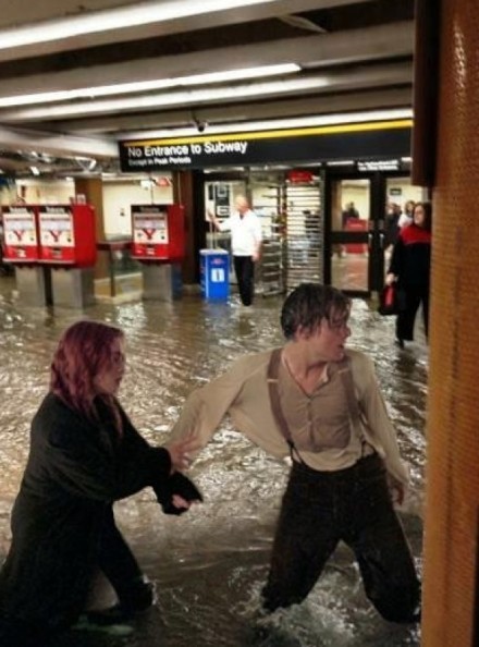 ＂爱她的话，就带她去union station看海！＂多伦多地铁站发生水灾，Rose& Jack出现啦！