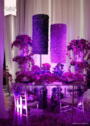 大气的紫色餐桌布置